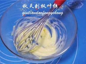 将35克黄油切小块，室温软化后，用打蛋器略微打散。