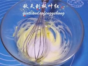加入40克的糖粉，搅拌均匀。