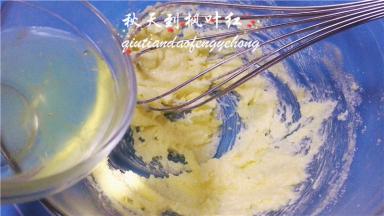 分次加入30克的蛋清搅拌均匀。