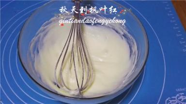 每次加蛋清的时候,一定要把蛋清搅拌均匀，让蛋清和打好的黄油糖粉充份融合后，才可再次加入蛋清，最后搅拌好的状态是呈现浓稠的液态。