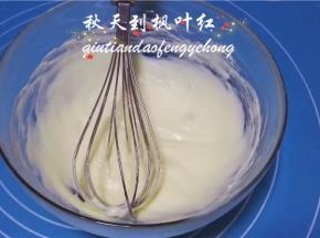 每次加蛋清的时候,一定要把蛋清搅拌均匀，让蛋清和打好的黄油糖粉充份融合后，才可再次加入蛋清，最后搅拌好的状态是呈现浓稠的液态。