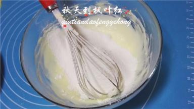 加入过筛的粉类。