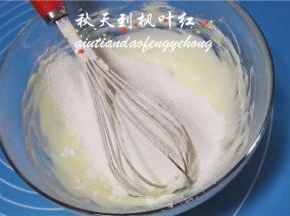加入过筛的粉类。