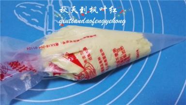 装入裱花袋中备用，为了省事我没有放裱花嘴，前面剪个小口。