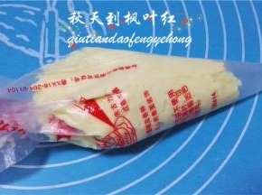 装入裱花袋中备用，为了省事我没有放裱花嘴，前面剪个小口。