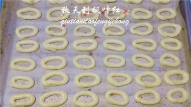 挤成圆圈形即可。