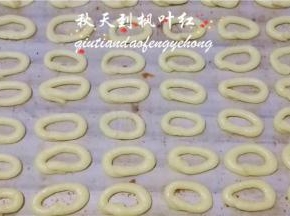 挤成圆圈形即可。