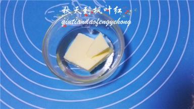 把20克黄油和水饴放在一起。