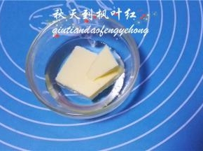 把20克黄油和水饴放在一起。