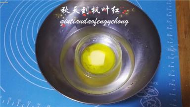 隔水加热融化。