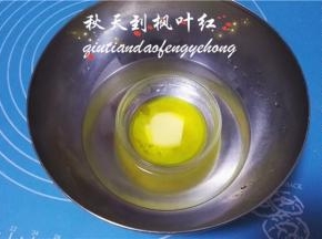 隔水加热融化。