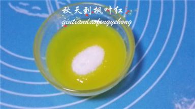 然后加入糖粉,拌至糖化。