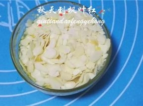 加入杏仁片。