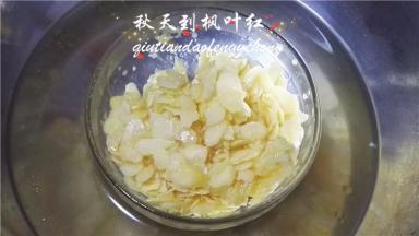 一定要拌均匀，拌到看不到液态的黄油为止。