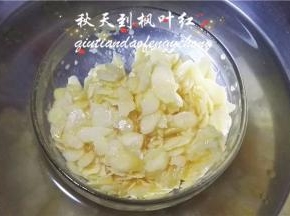 一定要拌均匀，拌到看不到液态的黄油为止。