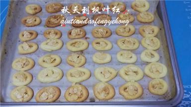 放入预热好的烤箱，170度烤15-20分钟，注意上色的程度。