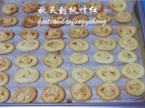 放入预热好的烤箱，170度烤15-20分钟，注意上色的程度。
