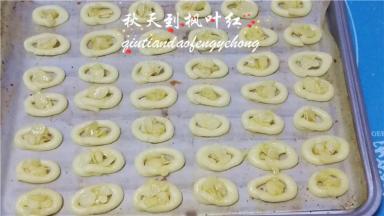 用勺子将内馅填入挤好的饼干圈内，切记不要填得太满。