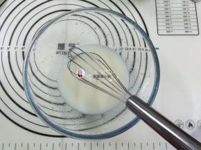 2. 依次加入玉米油，和牛奶，每当加入一种原料后都要混合搅拌均匀，再把15克的白砂糖加入拌至白砂糖溶化