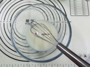 2. 依次加入玉米油，和牛奶，每当加入一种原料后都要混合搅拌均匀，再把15克的白砂糖加入拌至白砂糖溶化