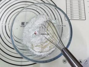 3. 把低筋面从距离盆口10厘高的位置筛入到打蛋盆中搅拌至看不见干粉