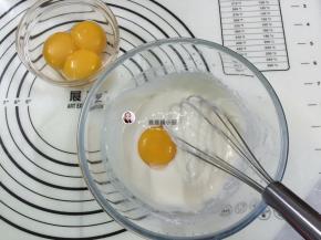 4. 把蛋黄分次加入面糊中，用Z字手法来混合，切记不要打圈，以免面糊起筋