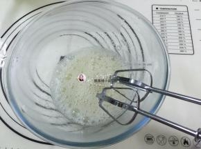 6. 从冰箱中取出蛋白，加几滴白醋或柠檬汁打至鱼泡眼加入第一次的细砂糖，继续打发至能看到有浅浅的纹路，这时加等二次的糖