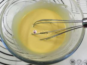 5. 混合好的蛋黄糊放一旁备用，这时可先预热烤箱，上下火150度10分钟