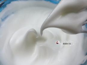 7. 中速打发至蛋白变得泡沫细腻，打至蛋白霜拉起的大弯钩下弯就说明发好了，（如图）