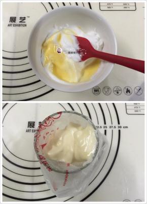 8. 取一小碗，分10克蛋黄糊和10克的蛋白霜混合均匀，（先准备一个小号的裱花袋，用杯子套着，以免手忙脚乱的）