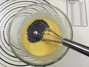 10. 芝麻粉和牛奶调开后加入蛋黄糊中，混合均匀