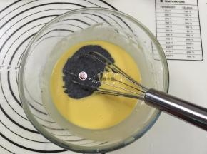 10. 芝麻粉和牛奶调开后加入蛋黄糊中，混合均匀