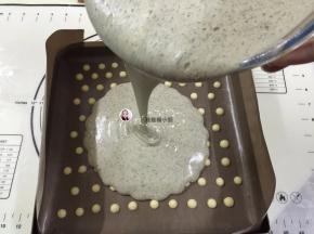 13. 将蛋糕糊从20厘米高处倒入模具中28*28的金色烤盘