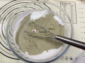 12. 再把先混合好的蛋糊倒进蛋白糊中，翻拌至看不见蛋白霜，（一定要快速翻，要不也一样会消泡的哦）