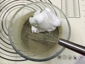 11. 将1/2的蛋白霜倒入蛋黄糊中，用手动打蛋器从盆底由下向上快速翻拌（不习惯用手动打蛋器的朋友请用硅胶刀，要不消泡了，可别找我哦