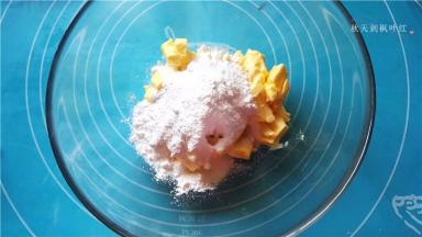 将黄油切小块软化后，加入砂糖；