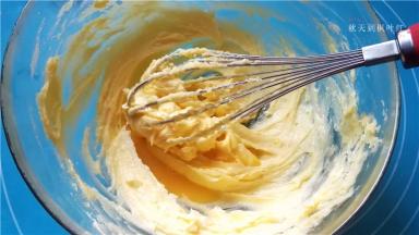 分3次加入鸡蛋液；