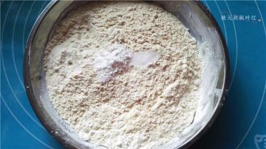 将粉类的泡打粉和盐放入面粉中搅合一下；