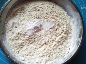 将粉类的泡打粉和盐放入面粉中搅合一下；