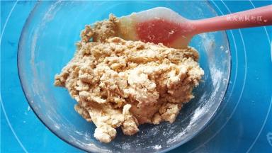 用刮刀翻拌均匀；