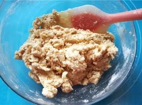 用刮刀翻拌均匀；