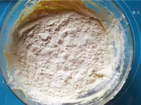 筛入混合好的面粉；