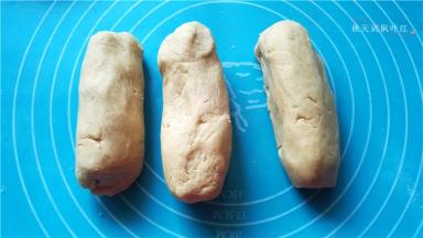 将面团置于硅胶案板上，整理一下分成3块。