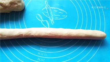 将面团搓成条。