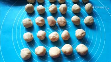 分成15克一个的小剂子；