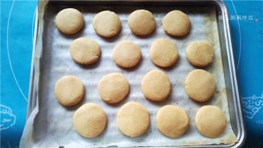 取一小块，揉成圆压成小饼， 放在烤盘里；