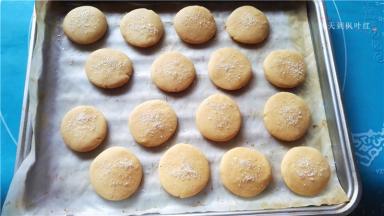 表面撒砂糖粒；