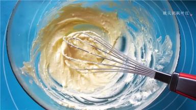 将黄油软化打发后，加入马斯卡彭奶酪，搅拌均匀；