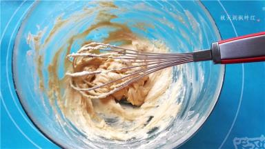 放上一点咖啡粉，只需一点点就可以了；