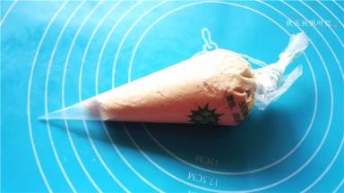 将馅料装入裱花袋中；